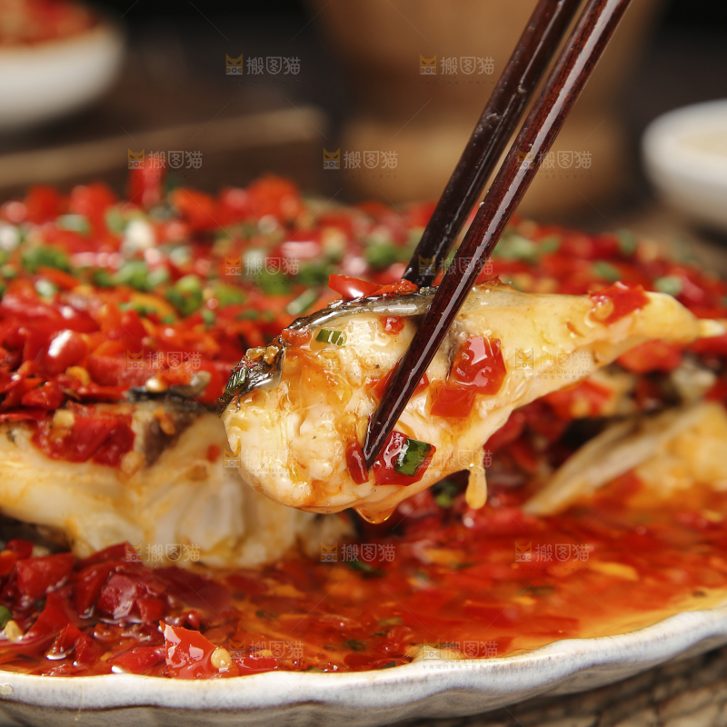 深底上的剁椒鱼头