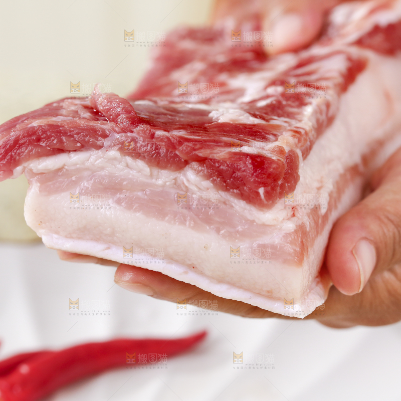 浅底上的红烧肉制作