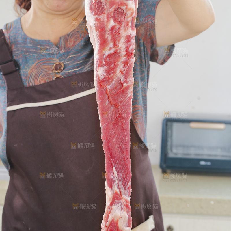 浅底上的红烧肉制作