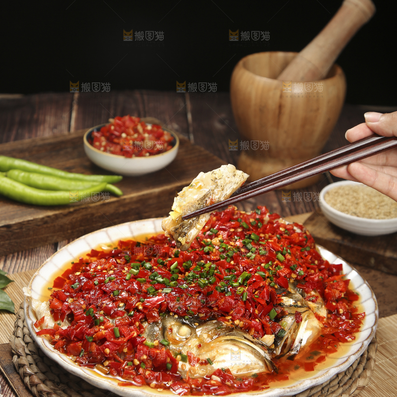 深底上的剁椒鱼头