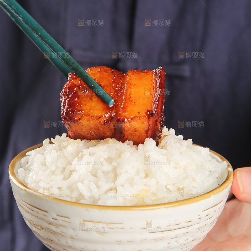深底上的红烧肉