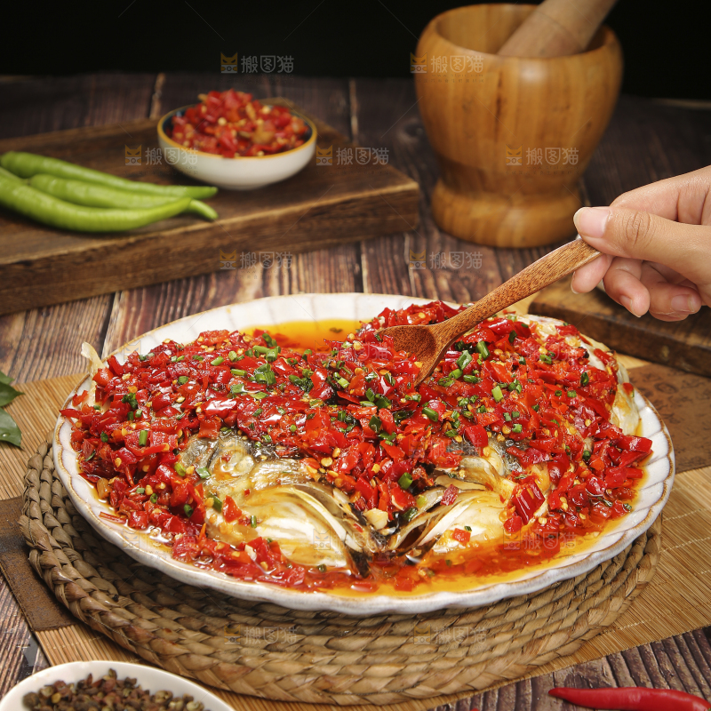 深底上的剁椒鱼头