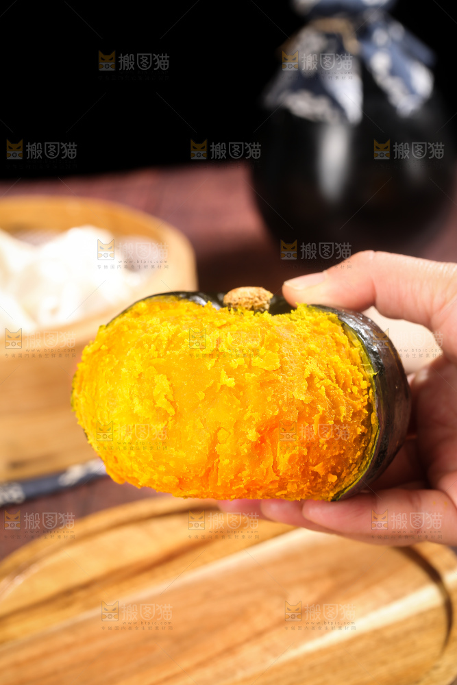 深底上的贝贝南瓜