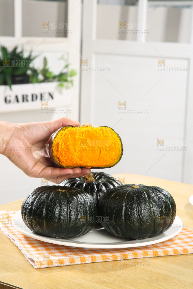 浅底上的贝贝南瓜