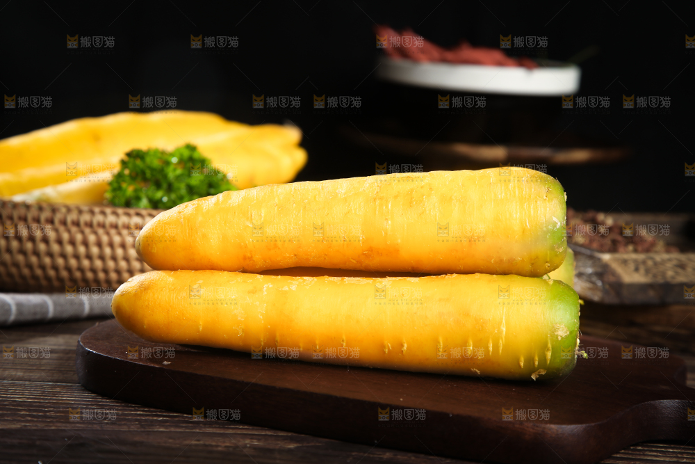 深底上的黄萝卜