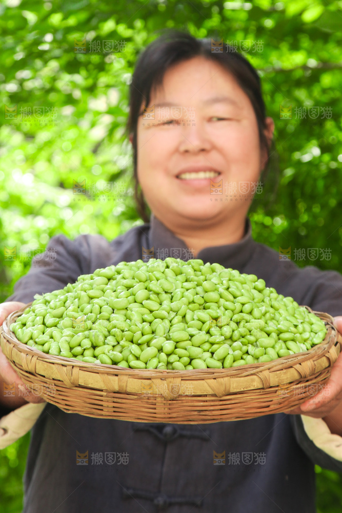手里拿着毛豆