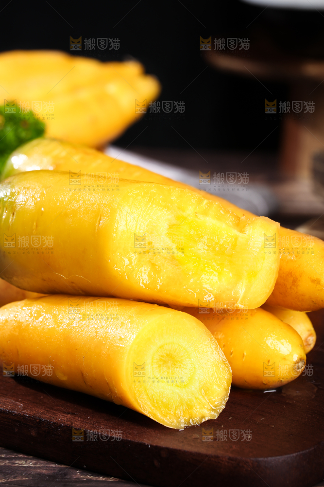 深底上的黄萝卜
