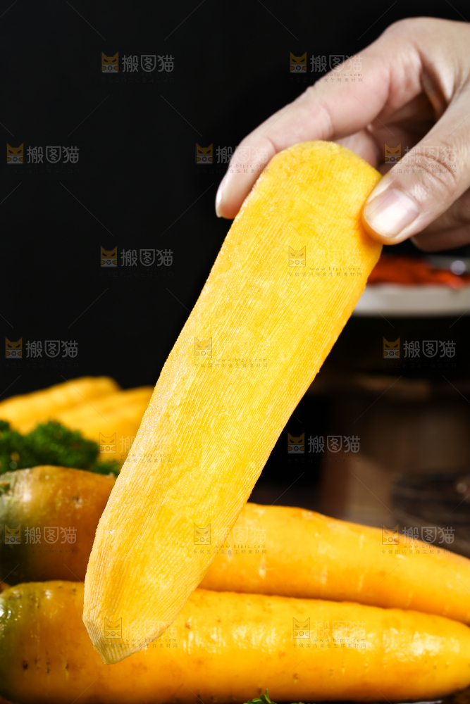 深底上的黄萝卜