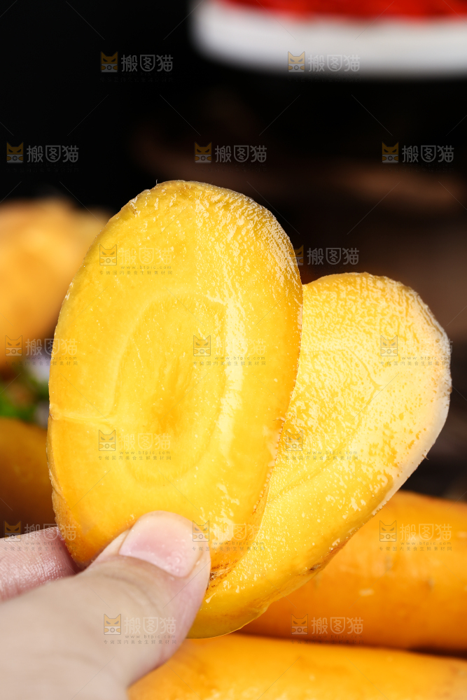 深底上的黄萝卜
