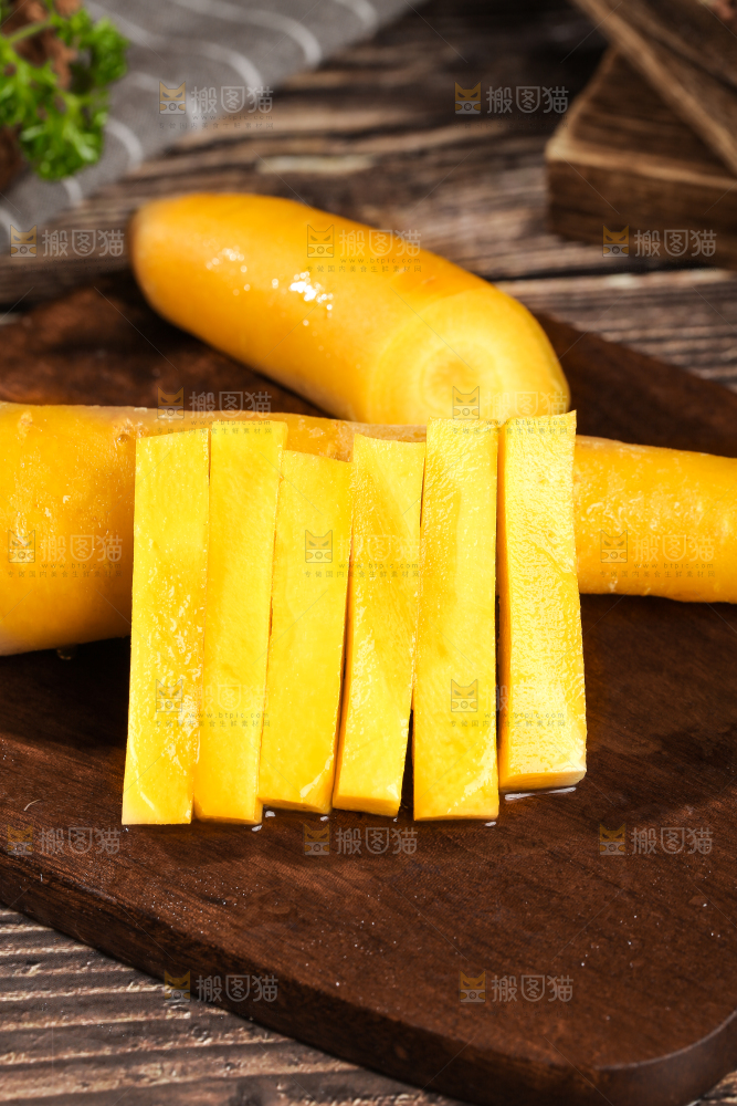 深底上的黄萝卜