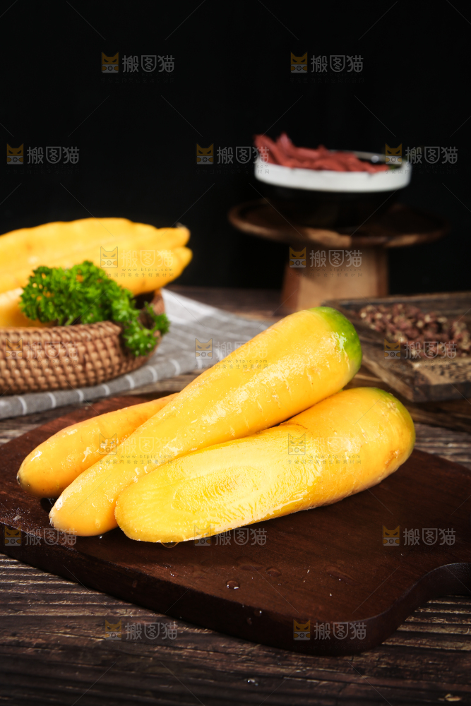 深底上的黄萝卜