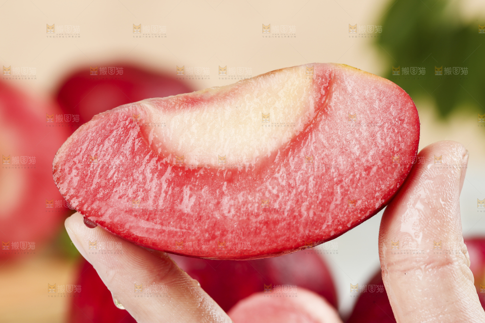 浅底上的红肉苹果