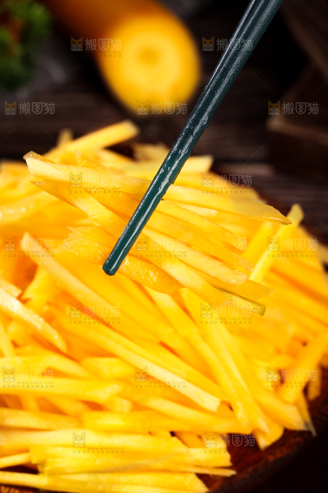 深底上的黄萝卜