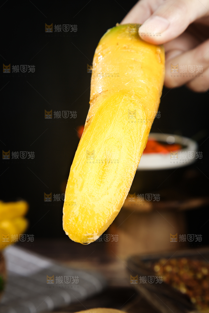 深底上的黄萝卜