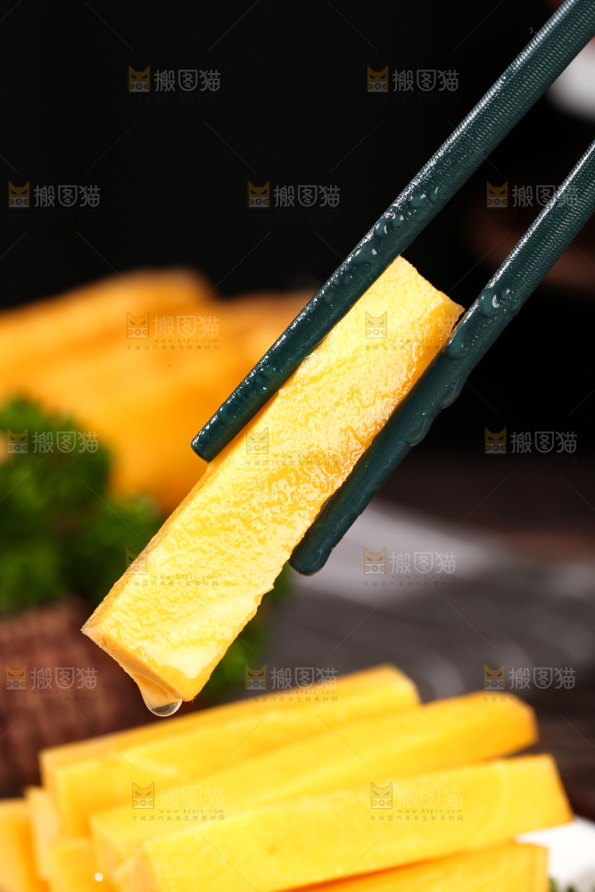 深底上的黄萝卜