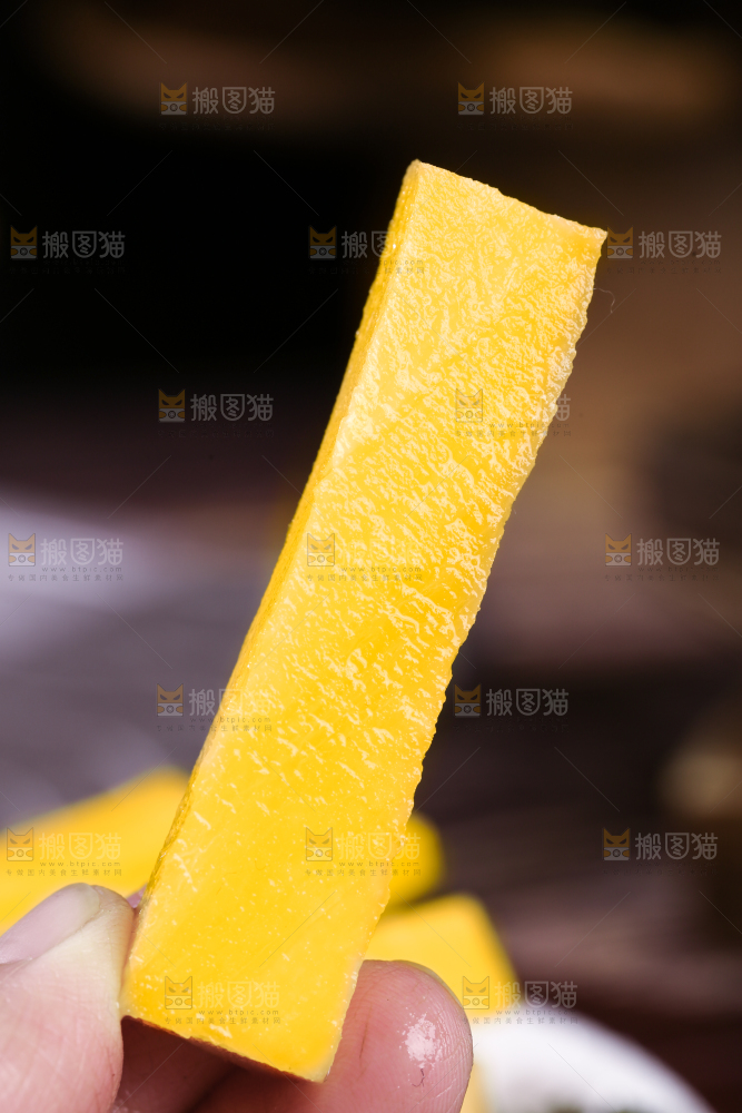 深底上的黄萝卜