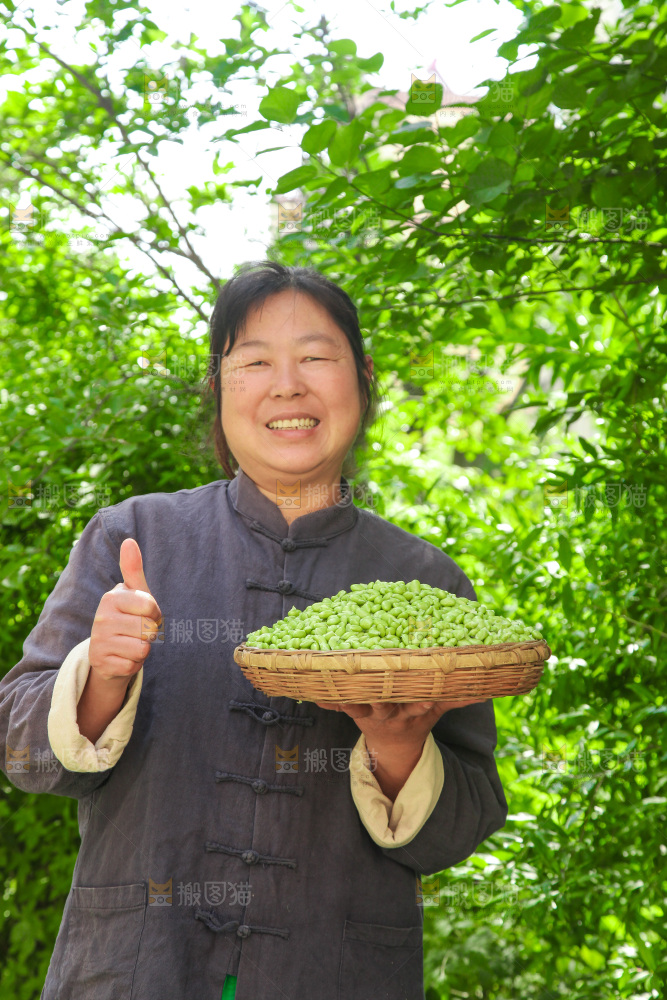 手里拿着毛豆