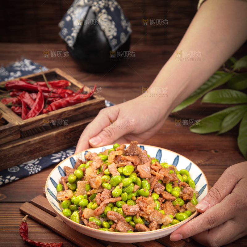 深底上的毛豆炒肉