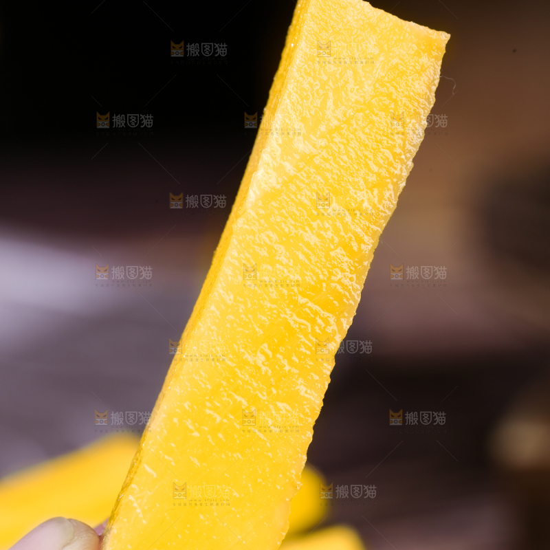 深底上的黄萝卜