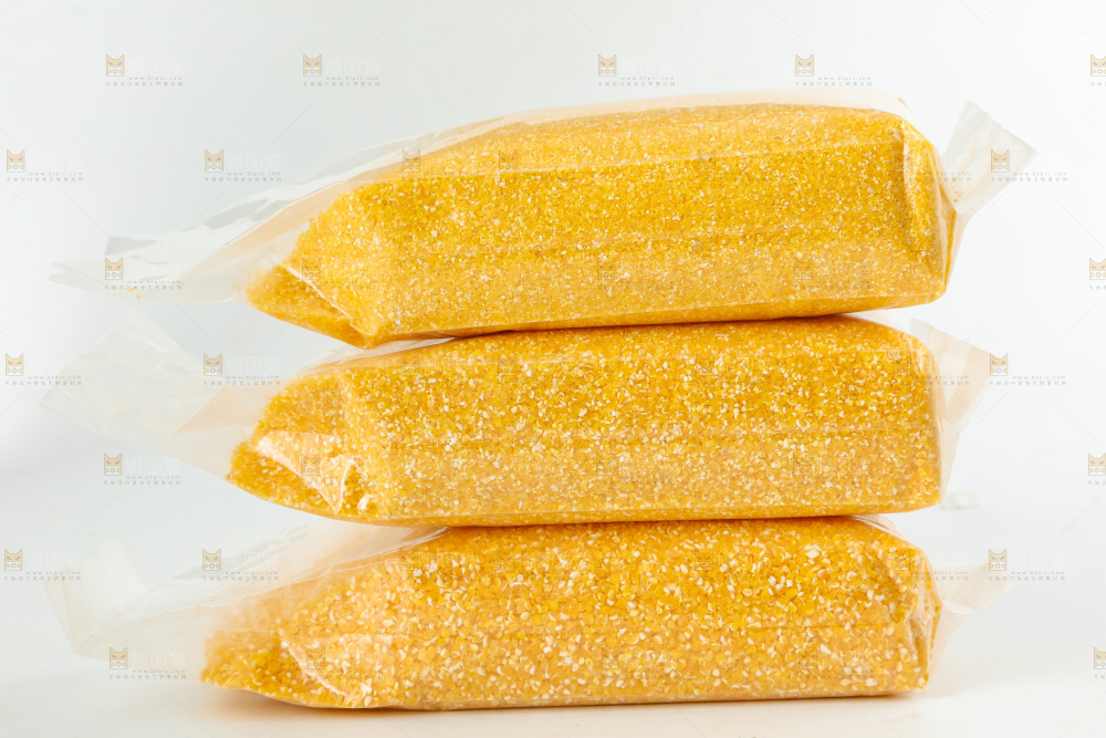 白底上的玉米碴