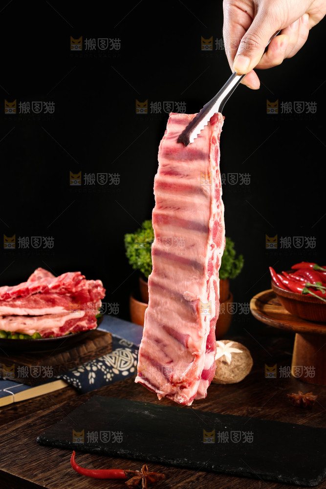 深底上的羊肋排