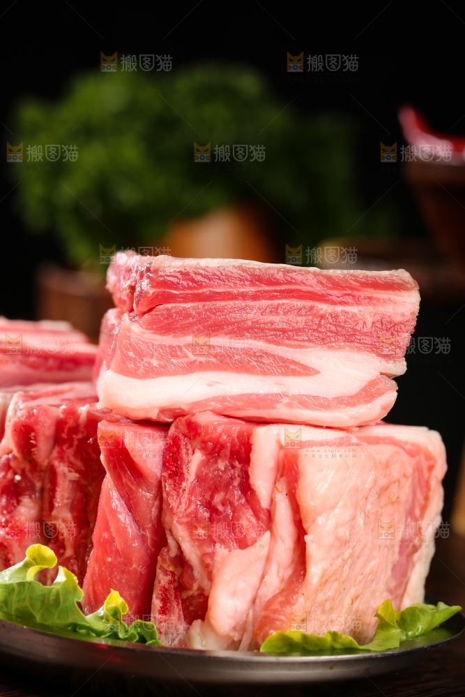 深底上的羊肋排