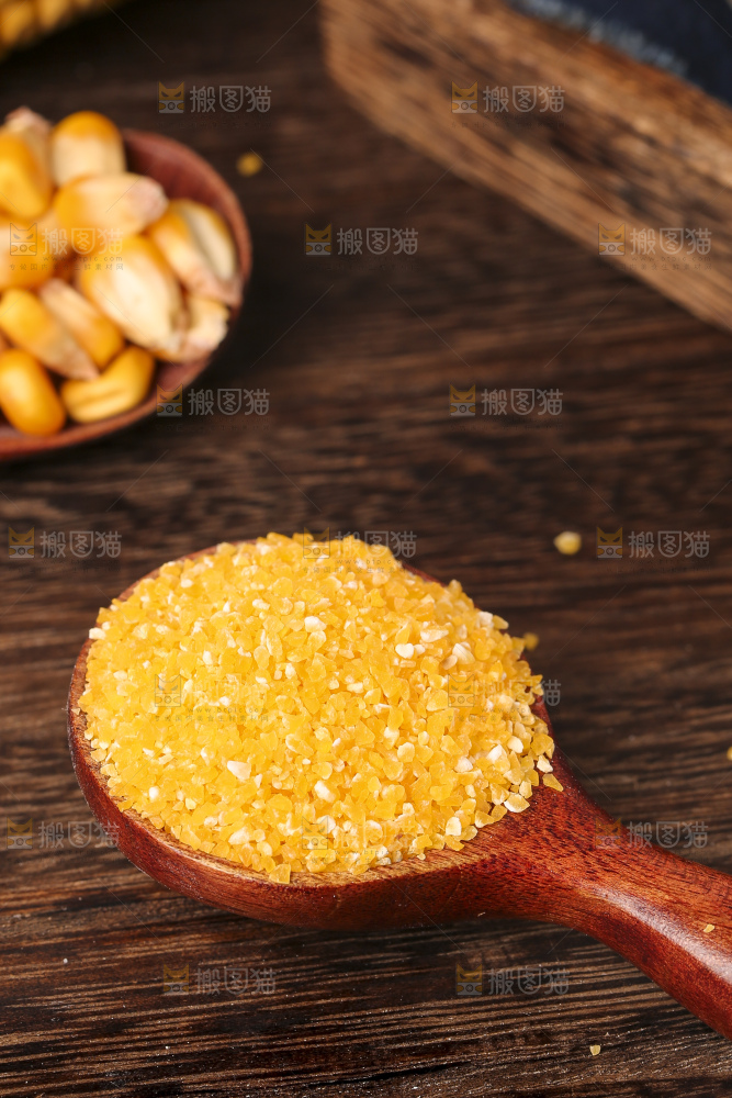 深底上的玉米碴