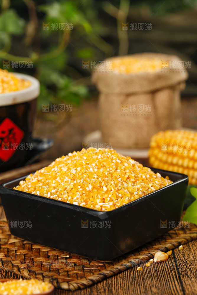 深底上的玉米碴