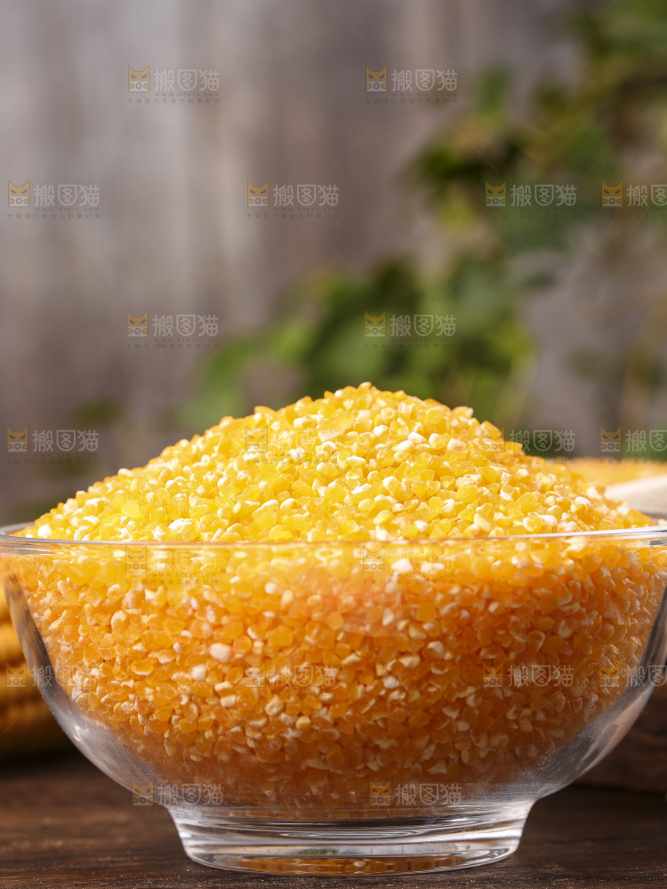 深底上的玉米碴