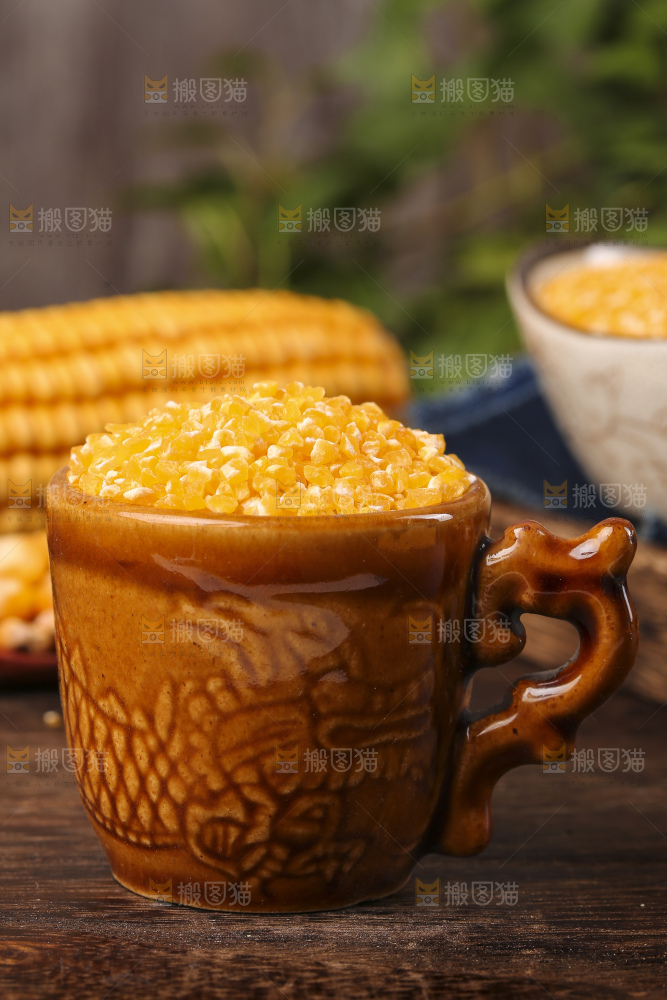 深底上的玉米碴