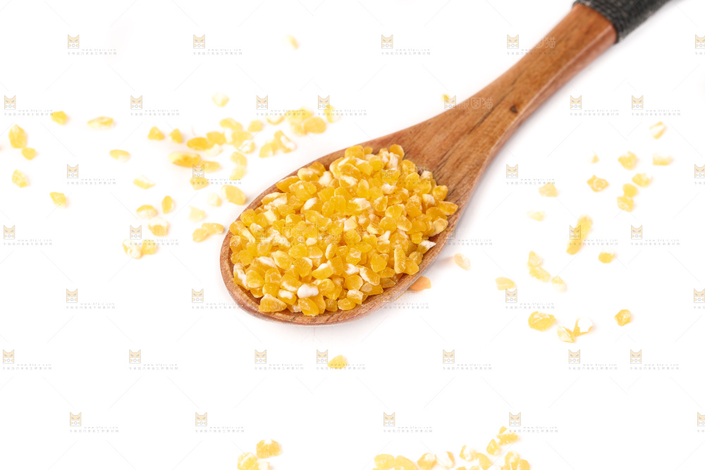 白底上的玉米碴
