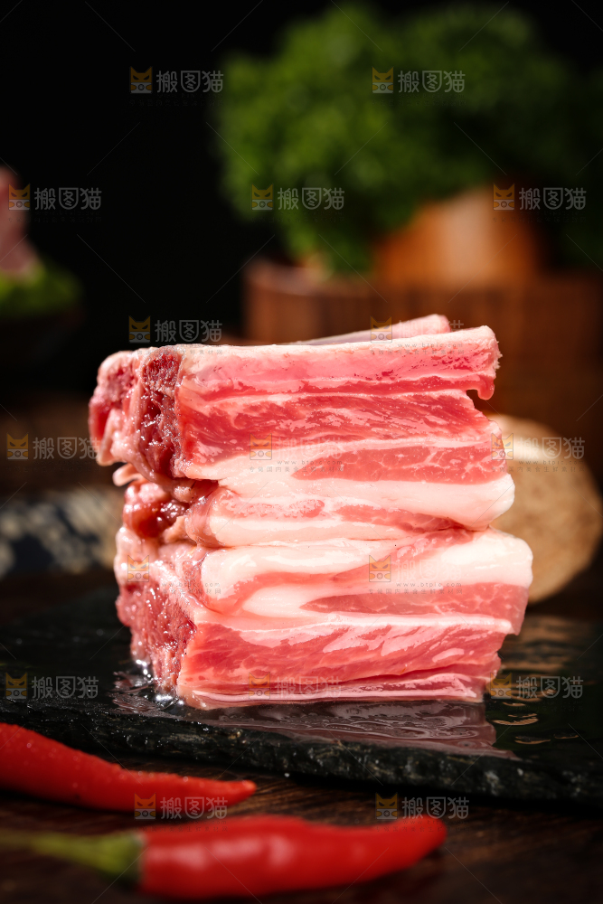 深底上的羊肋排