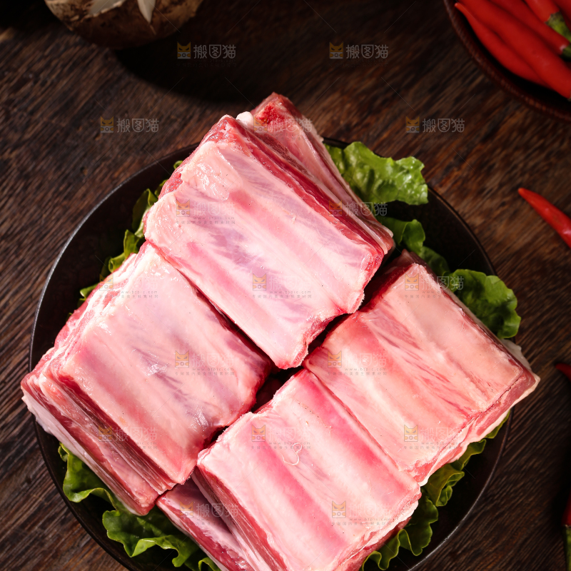 深底上的羊肋排