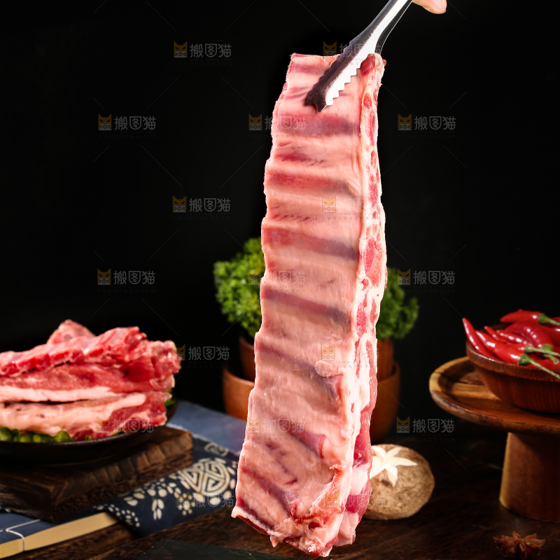 深底上的羊肋排