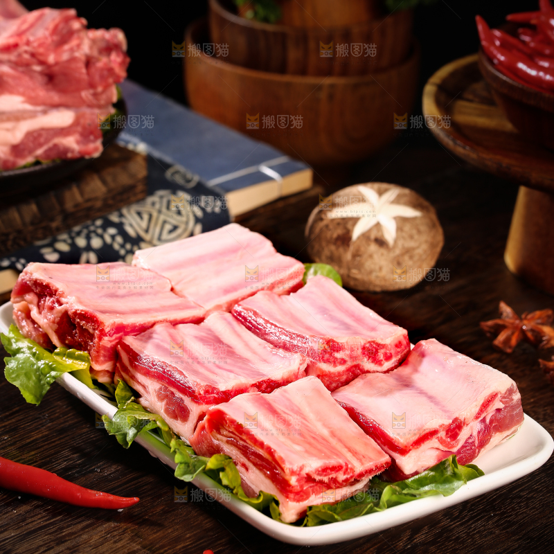 深底上的羊肋排