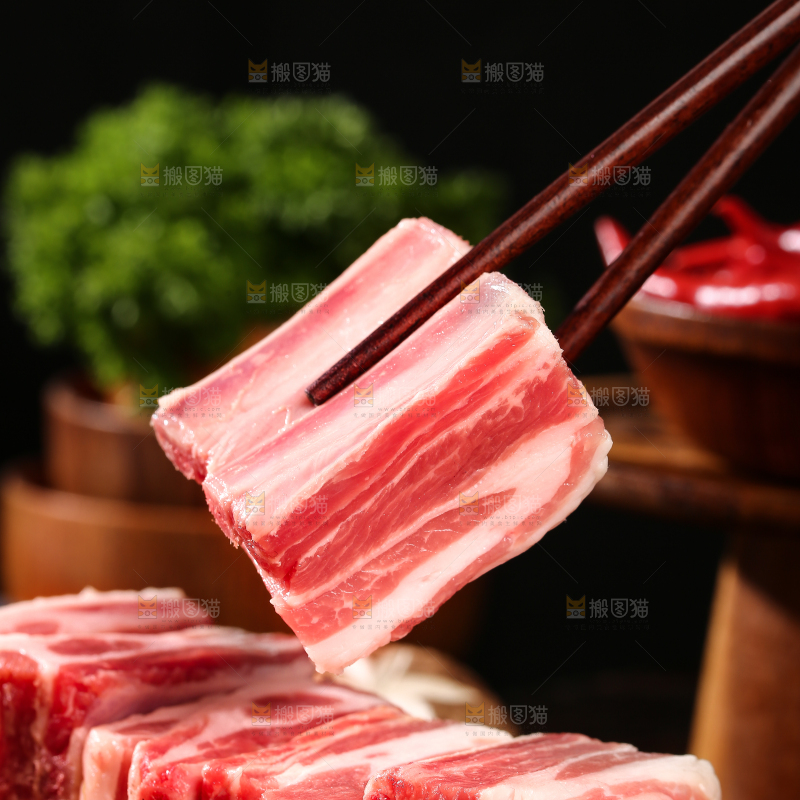 深底上的羊肋排