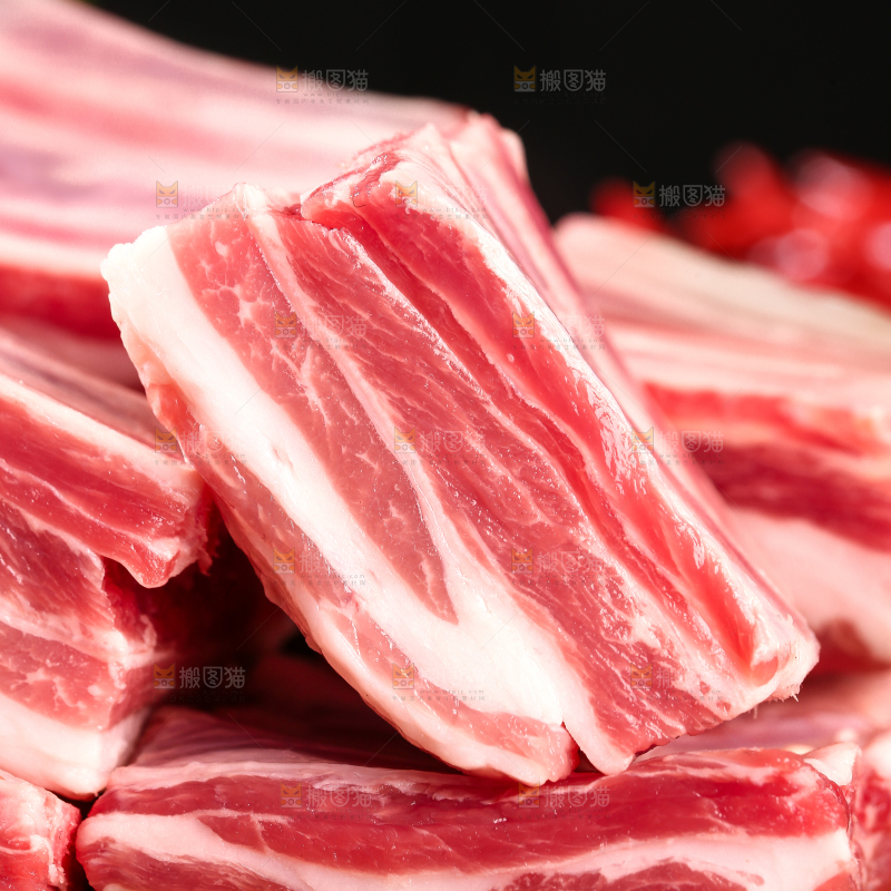 深底上的羊肋排