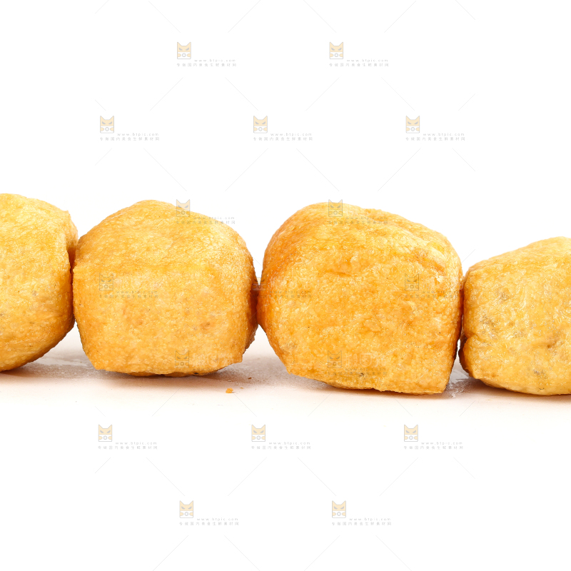 白底上的油豆腐