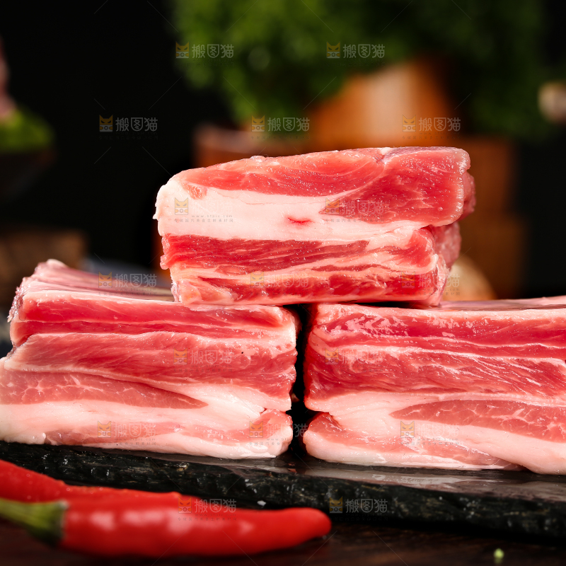 深底上的羊肋排