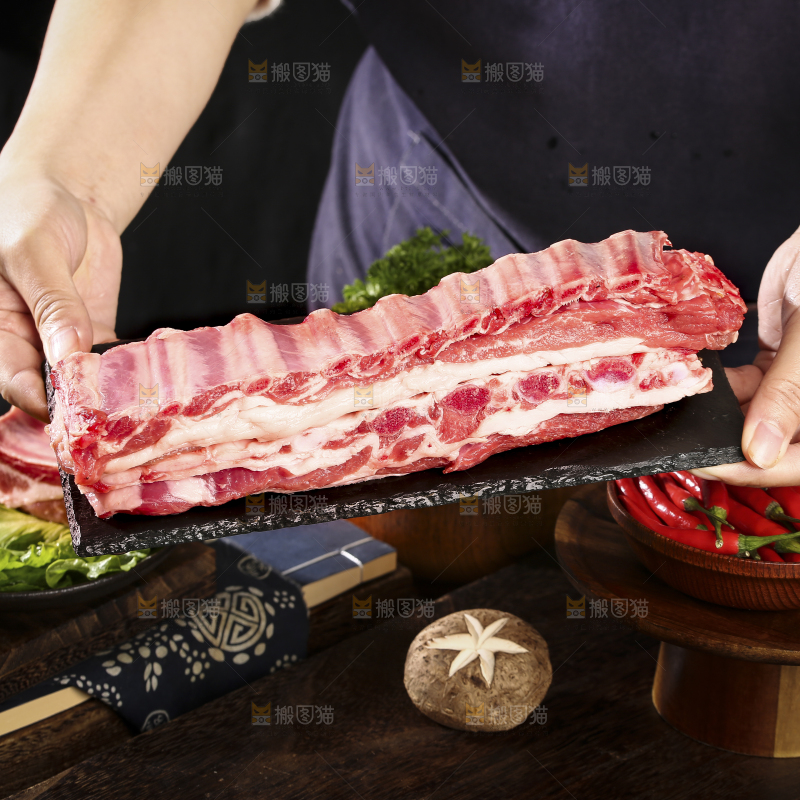 深底上的羊肋排