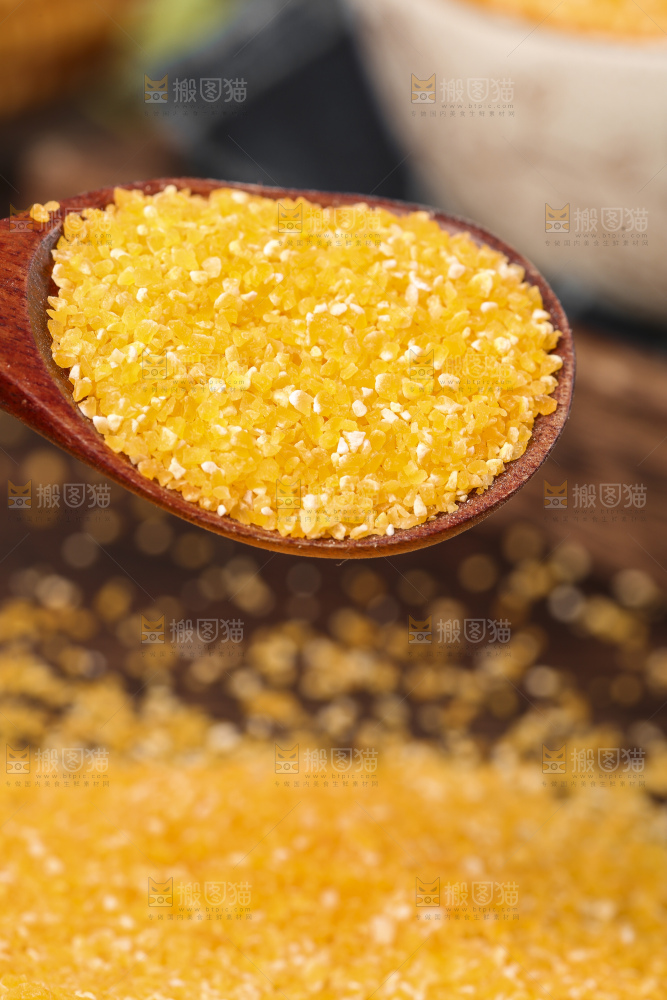 深底上的玉米碴