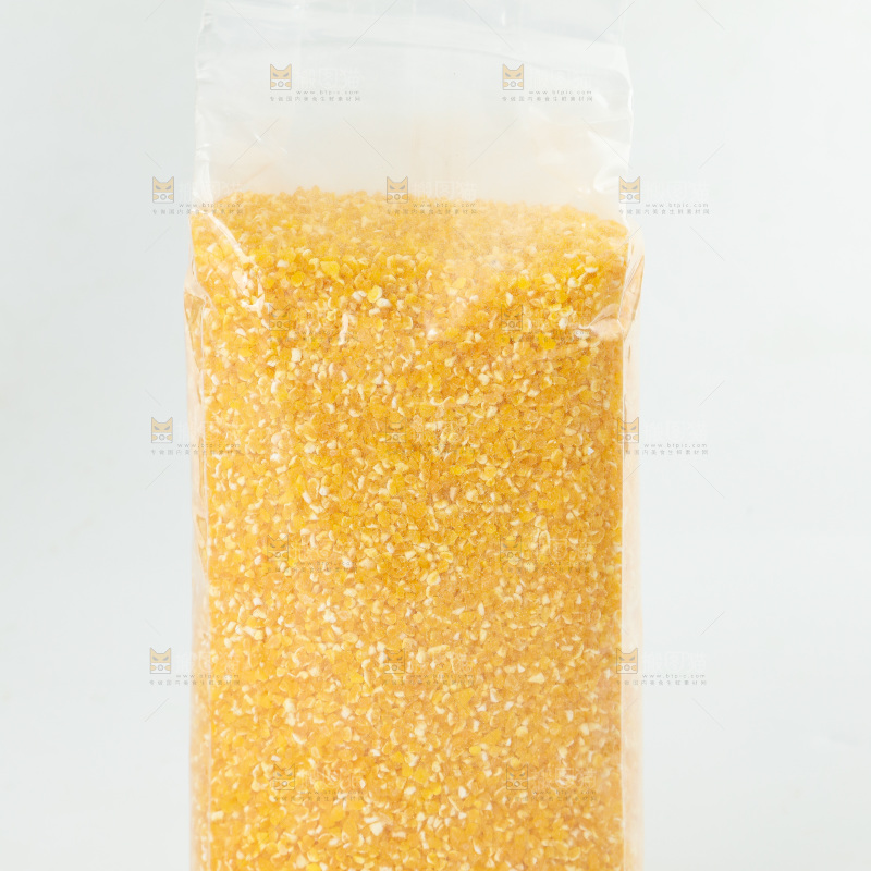 白底上的玉米碴