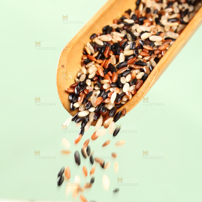 浅底上的三色糙米