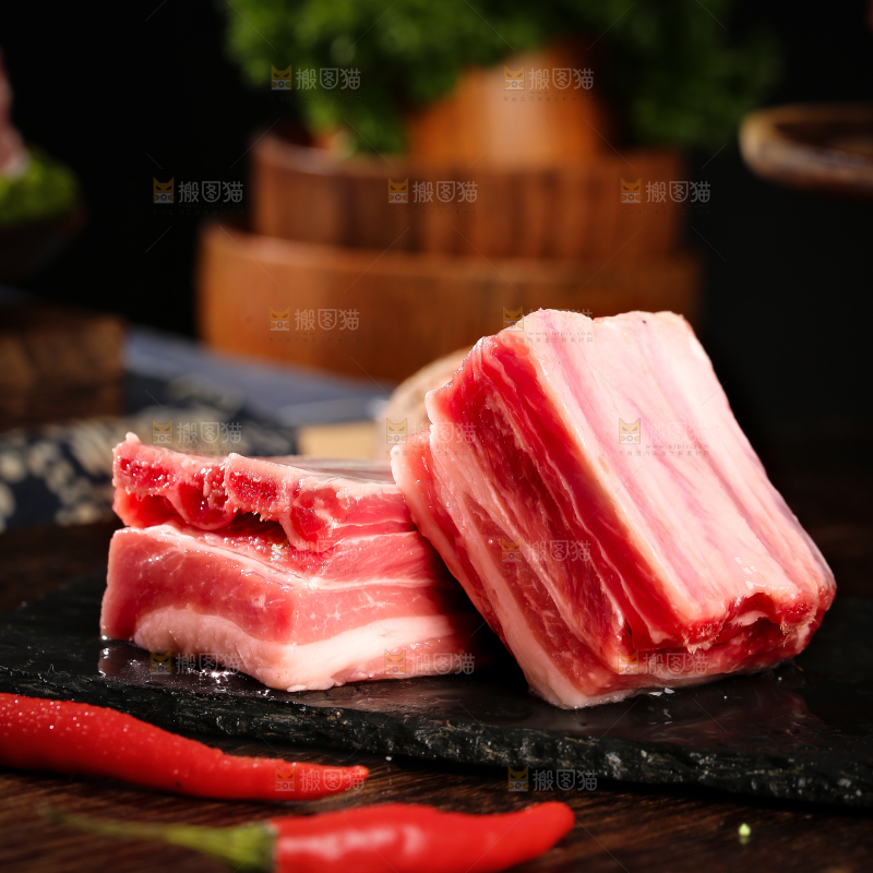 深底上的羊肋排