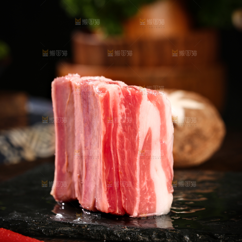 深底上的羊肋排