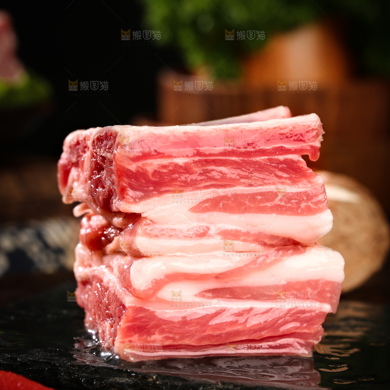 深底上的羊肋排
