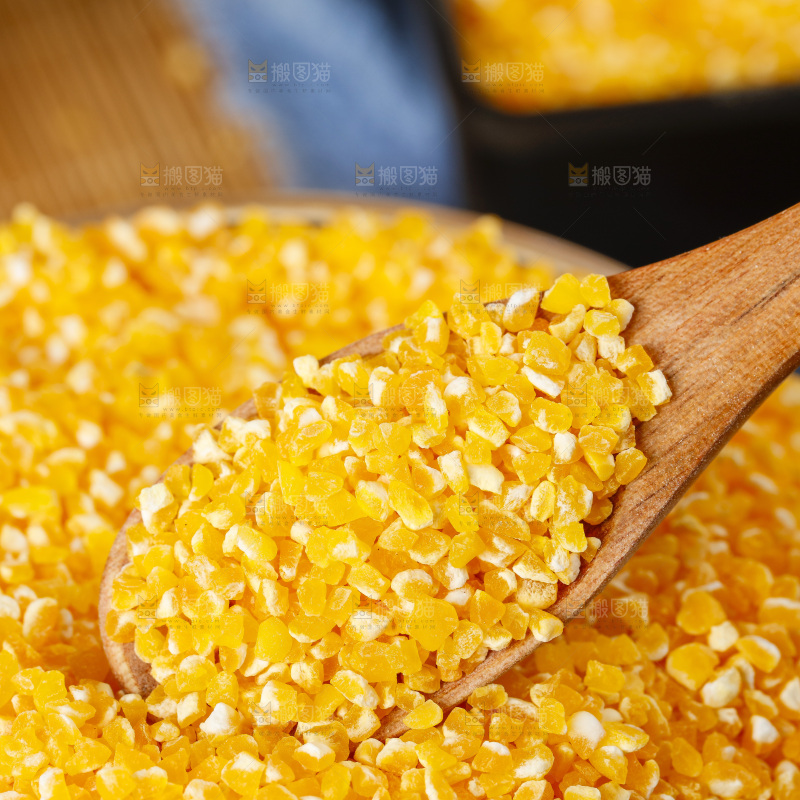 深底上的玉米碴