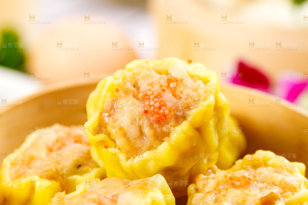 浅底上的虾肉烧卖