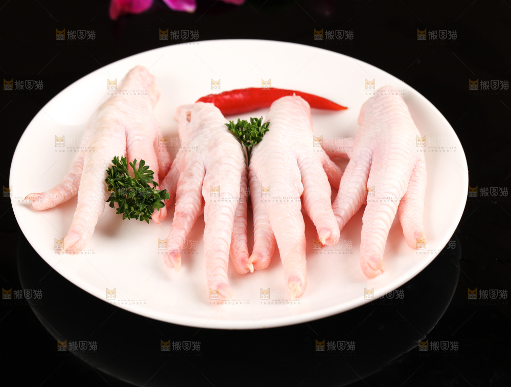 深底上的新鲜鸡爪