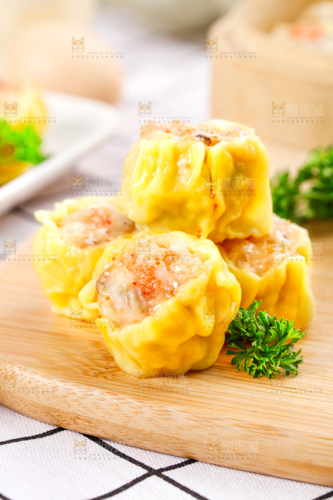 浅底上的虾肉烧卖